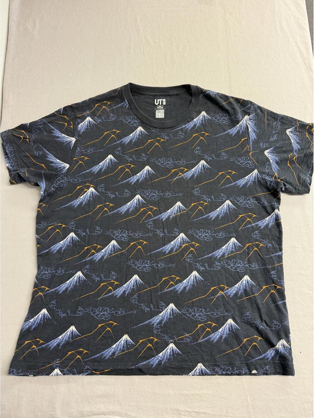 Uniqlo x Hokusai T-shirt Blue Great Mountains Clouds AOP XXL